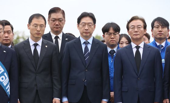 고 노무현 전 대통령 묘역 참배 하는 민주당 부·울·경 후보