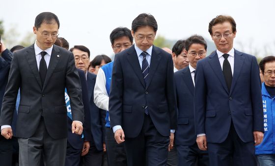 고 노무현 전 대통령 묘역 참배 하는 민주당 부·울·경 후보