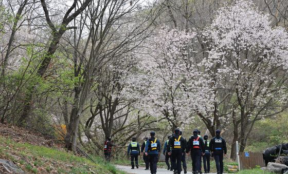 늑구 수색하는 경찰