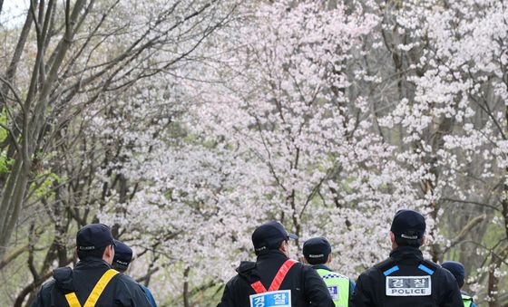 늑구 찾아 산 오르는 경찰