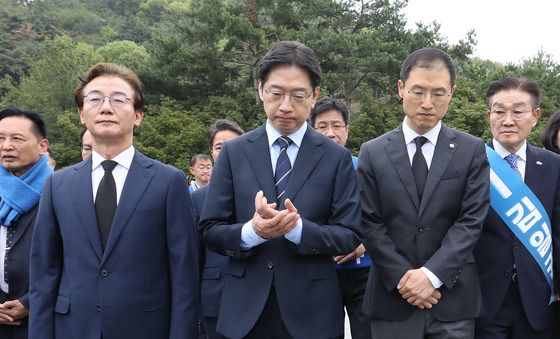 고 노무현 전 대통령 묘역 참배