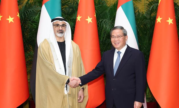 [포토] 악수하는 中리창 총리와 UAE 왕세자