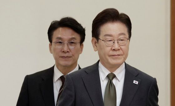 국무회의 참석하는 이재명 대통령