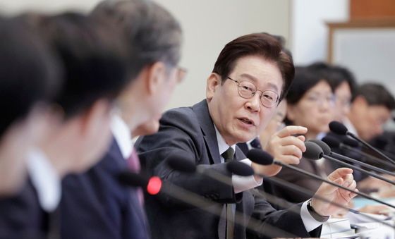 조현 외교부 장관에게 질문하는 이재명 대통령