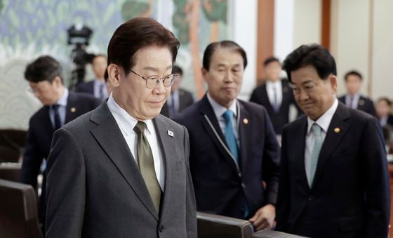 국무회의 참석하는 이재명 대통령