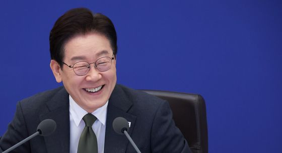 이재명 대통령, 국무회의 미소