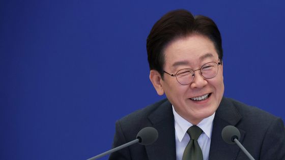 미소 짓는 이재명 대통령