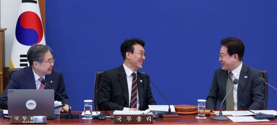 조현 장관과 대화하는 이재명 대통령