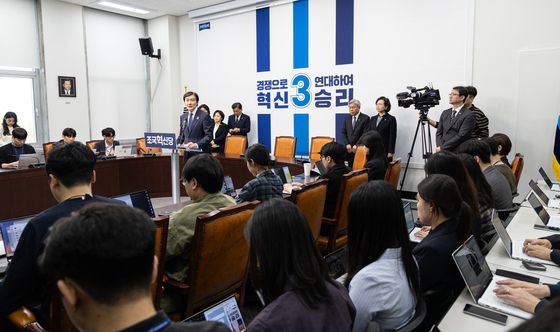 취재진 질의 답변하는 조국 대표