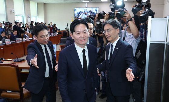 퇴장당하는 박상용 검사