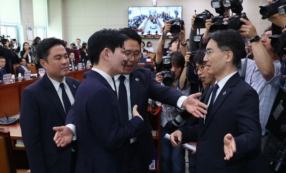 청문회 선서거부로 퇴장당하는 박상용 검사