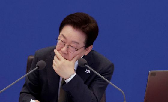 발언 경청하는 이재명 대통령