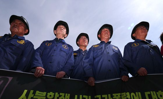 정부 사과 촉구하는 사북사건 피해자들