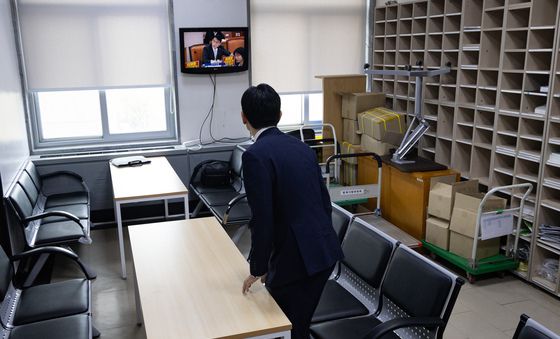 대기장소에서 청문회 지켜보는 박상용 검사