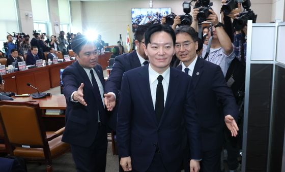 퇴장하는 박상용 검사