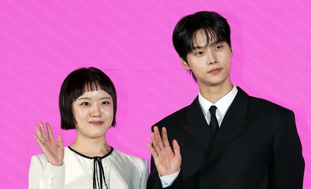 김향기·차학연, 깜찍한 손인사