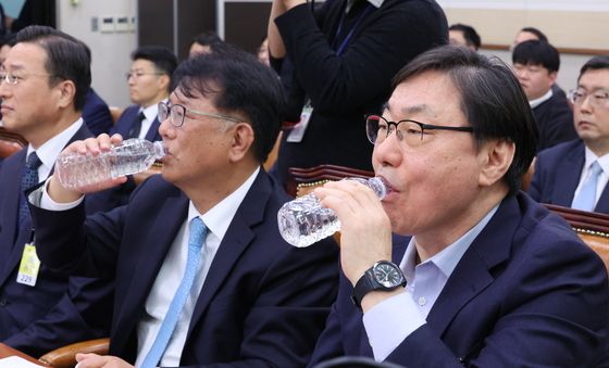 목 축이는 이화영