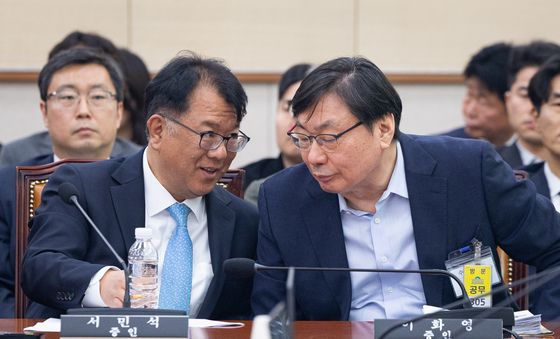 대화 나누는 이화영 전 경기도 평화부지사와 서민석 변호사