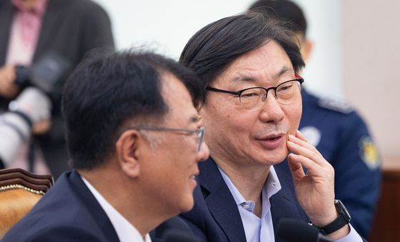 서민석 변호사와 대화하는 이화영