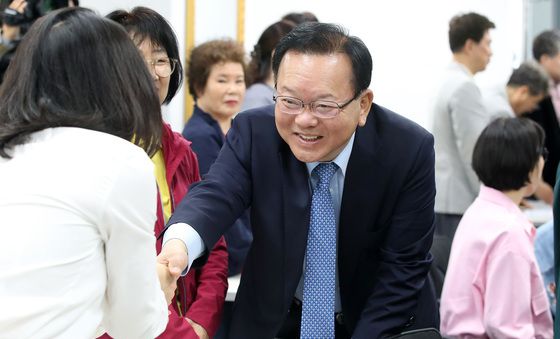 김부겸 "상인 여러분 반갑습니다"