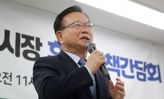 대구 전통시장 상인과 만나는 김부겸