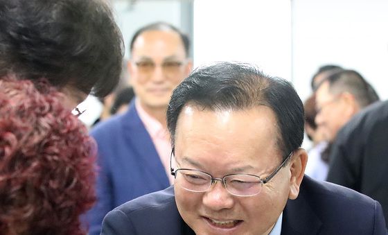 김부겸 "상인 여러분 반갑습니다"