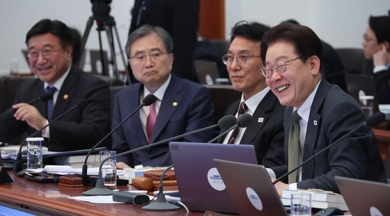 이재명 대통령, 국무회의 미소