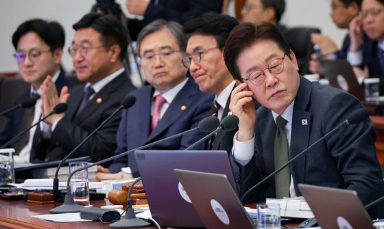 이재명 대통령, 국무회의 고심