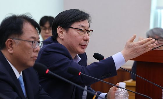 의원 질의 답변하는 이화영