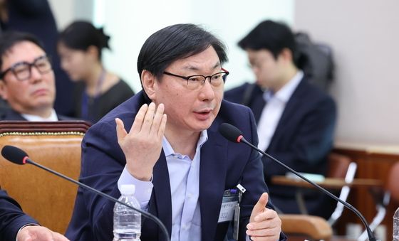답변하는 이화영 전 평화부지사