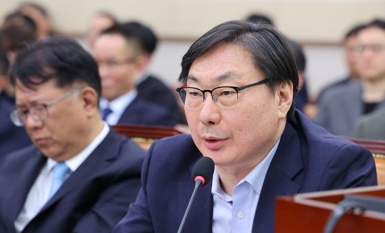 의원 질의 답변하는 이화영 전 평화부지사