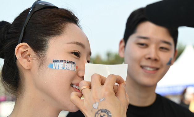 'WE RUN' 타투 스티커 붙이는 승무원들