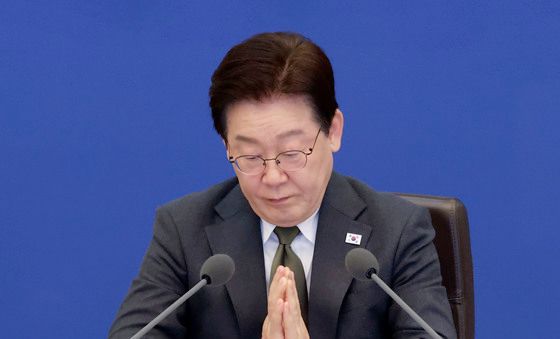 자료 살펴보는 이재명 대통령