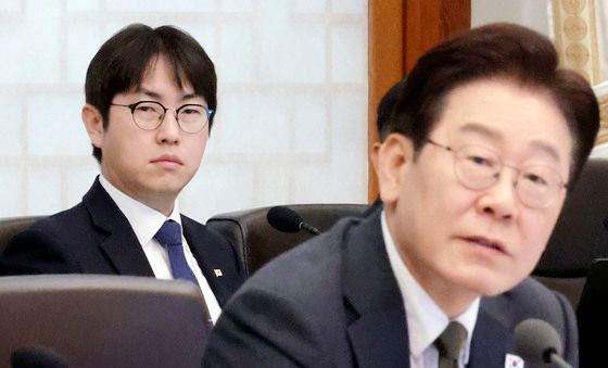 이재명 대통령 발언 듣는 하정우 수석
