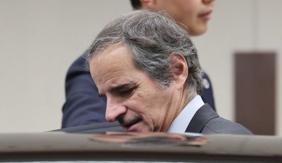 차량 탑승하는 라파엘 그로시 IAEA 사무총장