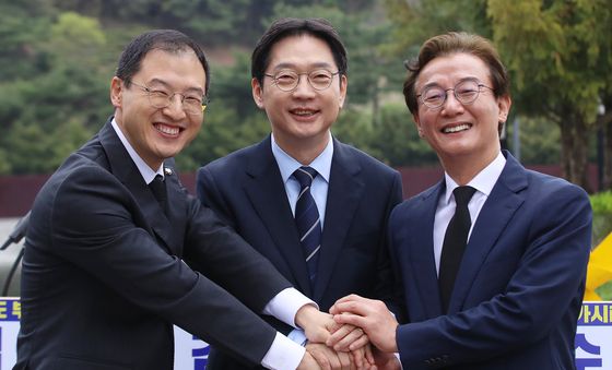 손 잡고 활짝 웃는 민주당 부울경 시도지사 후보