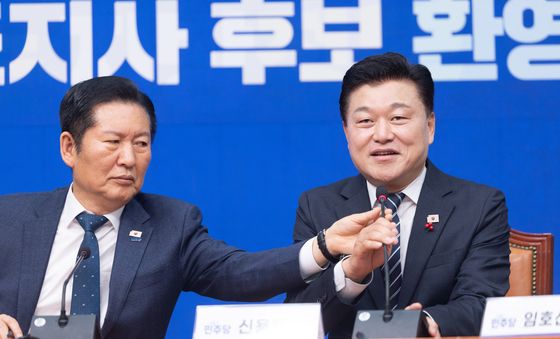 인사말하는 신용한 후보 마이크 잡아주는 정청래 대표