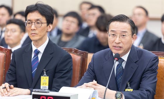 답변하는 이정현 수원고검 검사장