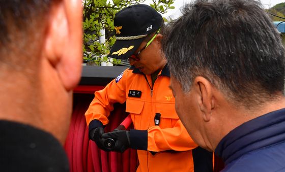 호스릴 비상소화장치 관창 사용법 배우는 주민들