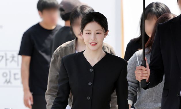 고윤정, 멀리서도 빛나는 미모