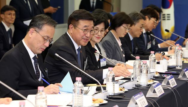 인사말하는 윤호중 장관