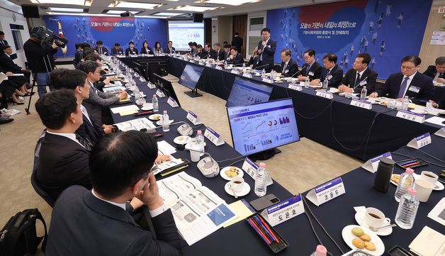 기본사회위원회 출범식서 강연하는 이한주 이사장