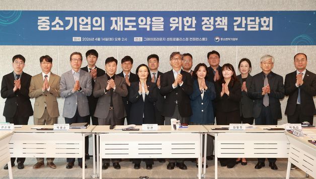 기념촬영하는 한성숙 장관