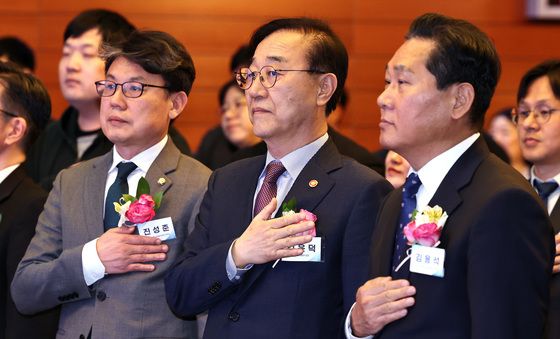 국민의례하는 김윤덕 국토부 장관