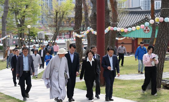 용주사 방문한 추미애 경기도지사 후보
