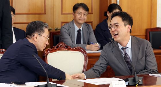 악수하는 정성호 법무부 장관과 구자현 검찰총장 직무대행