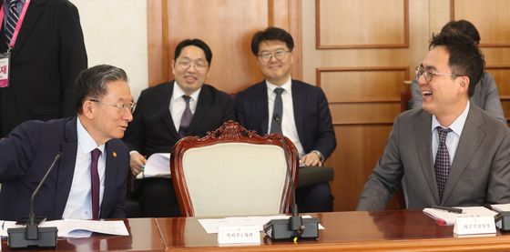 대화하는 정성호·구자현