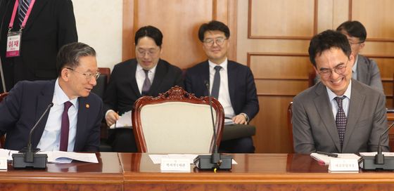 웃으며 대화하는 정성호·구자현