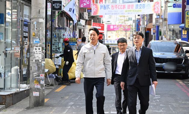 방산시장 점포 둘러보는 오세훈 서울시장