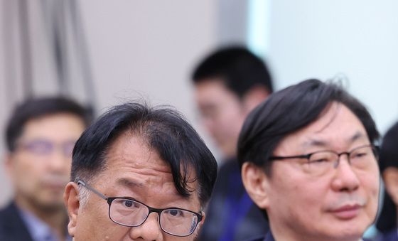 의원 질의 답변하는 서미석 변호사